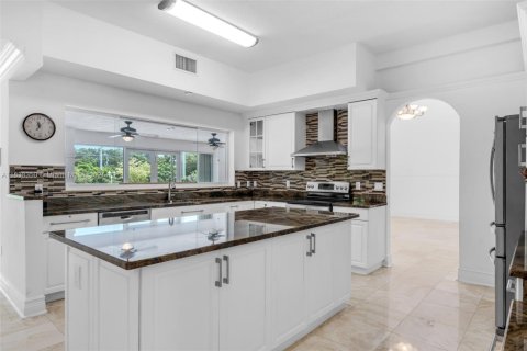 House in Miami, Florida 6 bedrooms, 487.09 sq.m. № 1823900 - photo 20