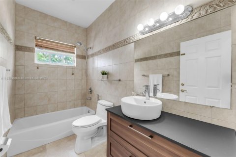 House in Miami, Florida 6 bedrooms, 487.09 sq.m. № 1823900 - photo 28