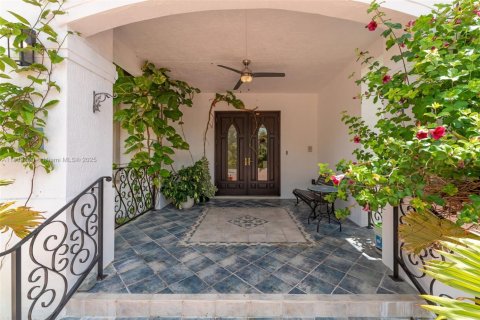 House in Miami, Florida 6 bedrooms, 487.09 sq.m. № 1823900 - photo 6