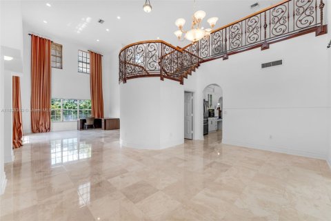 House in Miami, Florida 6 bedrooms, 487.09 sq.m. № 1823900 - photo 8