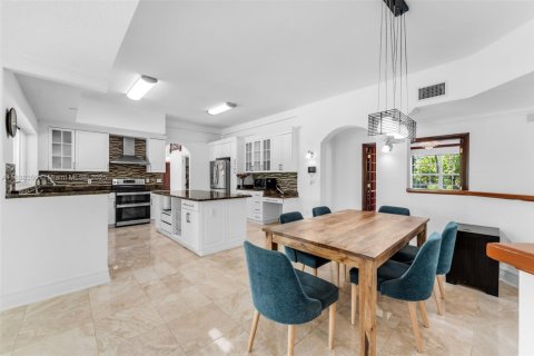 House in Miami, Florida 6 bedrooms, 487.09 sq.m. № 1823900 - photo 18