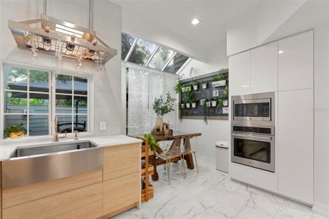 Townhouse in Tampa, Florida 3 bedrooms, 150.22 sq.m. № 2405186 - photo 17