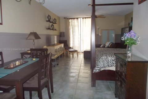 Condo in Miami Beach, Florida  № 1832512 - photo 12