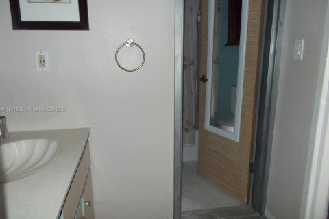 Condo in Miami Beach, Florida  № 1832512 - photo 10