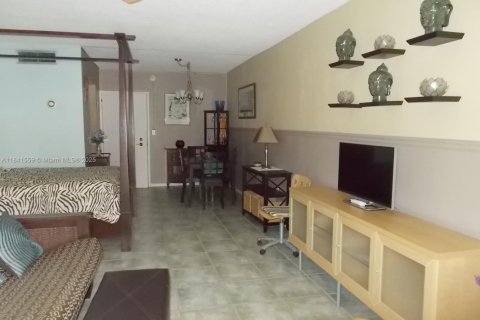 Condo in Miami Beach, Florida  № 1832512 - photo 6