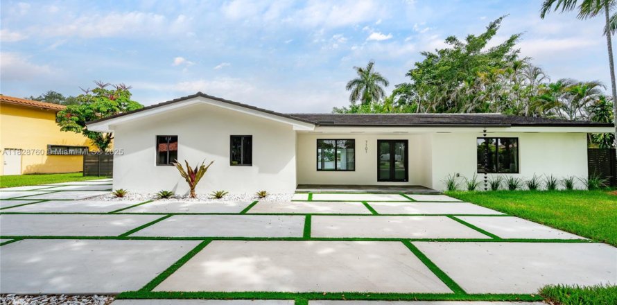 House in Miami Lakes, Florida 4 bedrooms, 352.66 sq.m. № 1809155