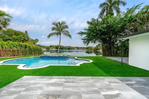 House in Miami Lakes, Florida 4 bedrooms, 352.66 sq.m. № 1809155 - photo 9