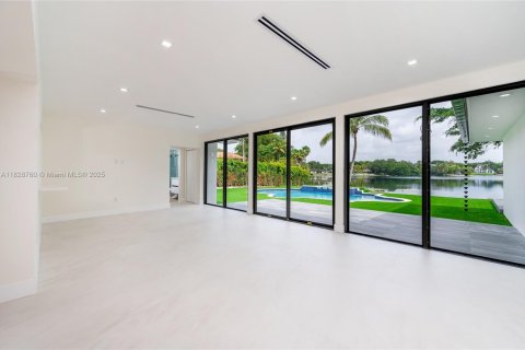 House in Miami Lakes, Florida 4 bedrooms, 352.66 sq.m. № 1809155 - photo 16