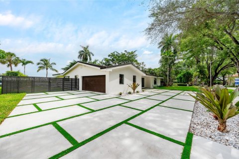 House in Miami Lakes, Florida 4 bedrooms, 352.66 sq.m. № 1809155 - photo 2