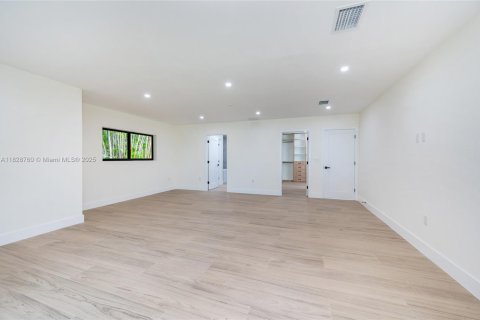 House in Miami Lakes, Florida 4 bedrooms, 352.66 sq.m. № 1809155 - photo 19