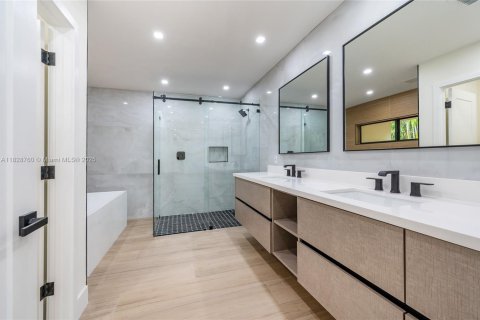 House in Miami Lakes, Florida 4 bedrooms, 352.66 sq.m. № 1809155 - photo 23