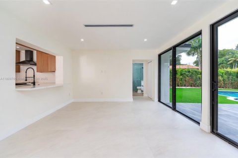 House in Miami Lakes, Florida 4 bedrooms, 352.66 sq.m. № 1809155 - photo 14