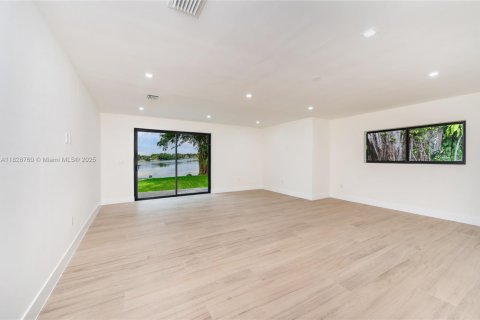 House in Miami Lakes, Florida 4 bedrooms, 352.66 sq.m. № 1809155 - photo 20