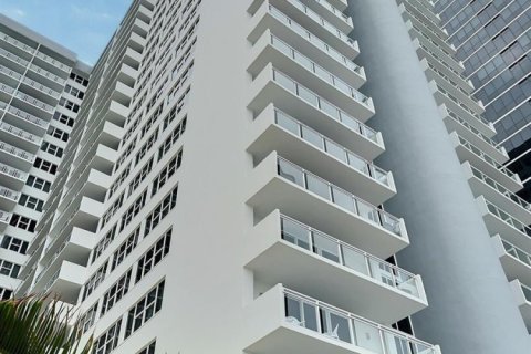 Купить кондоминиум в Халландейл-Бич, Флорида 3 комнаты, 121.89м2, № 2082999 - фото 4