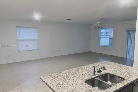 Casa en venta en Port St. Lucie, Florida, 4 dormitorios, 166.85 m2 № 1830945 - foto 3