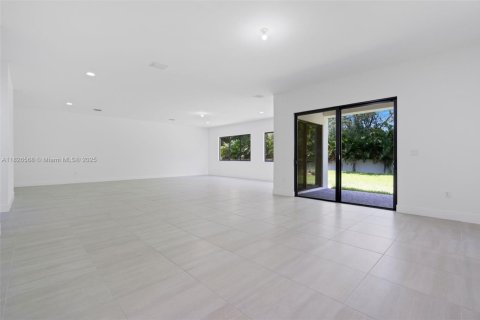 House in Cooper City, Florida 4 bedrooms, 355.91 sq.m. № 1796332 - photo 10