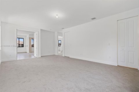 House in Cooper City, Florida 4 bedrooms, 355.91 sq.m. № 1796332 - photo 15
