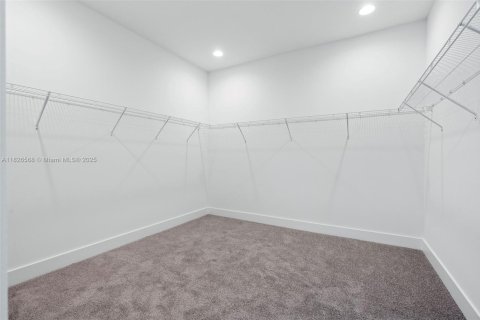 House in Cooper City, Florida 4 bedrooms, 355.91 sq.m. № 1796332 - photo 18