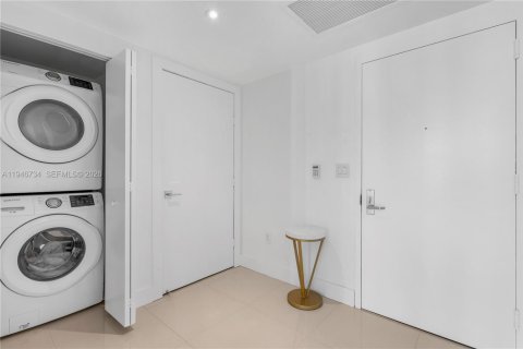 Condo in Miami, Florida, 2 bedrooms  № 2002916 - photo 16