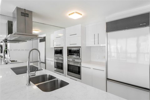 Condo in Miami, Florida, 2 bedrooms  № 2002916 - photo 5