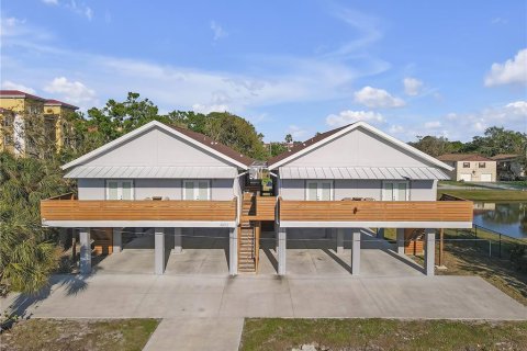 Immobilier commercial à Tampa, Floride 4 chambres, 278.71 m2 № 2321041