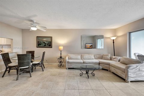 Condo in Margate, Florida, 2 bedrooms  № 1991762 - photo 7