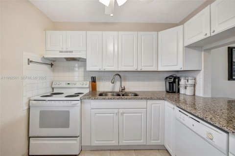 Condo in Margate, Florida, 2 bedrooms  № 1991762 - photo 11