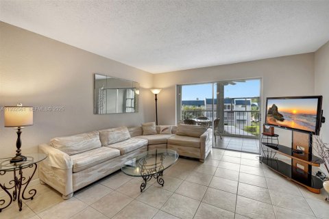 Condo in Margate, Florida, 2 bedrooms  № 1991762 - photo 2