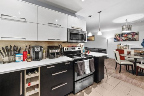 Condo in Wilton Manors, Florida, 2 bedrooms  № 1953301 - photo 10