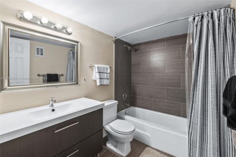 Condo in Wilton Manors, Florida, 2 bedrooms  № 1953301 - photo 14