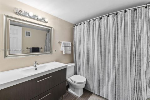 Condo in Wilton Manors, Florida, 2 bedrooms  № 1953301 - photo 15