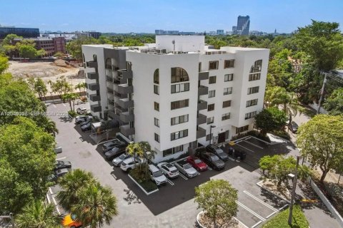 Condo in Miami, Florida, 1 bedroom № 2243095 - photo 9