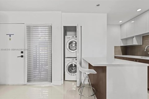Condo in Miami, Florida, 1 bedroom № 2243095 - photo 3