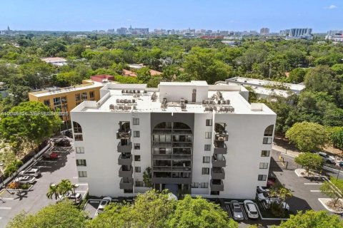 Condo in Miami, Florida, 1 bedroom № 2243095 - photo 10