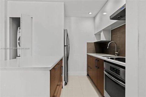 Condo in Miami, Florida, 1 bedroom № 2243095 - photo 6