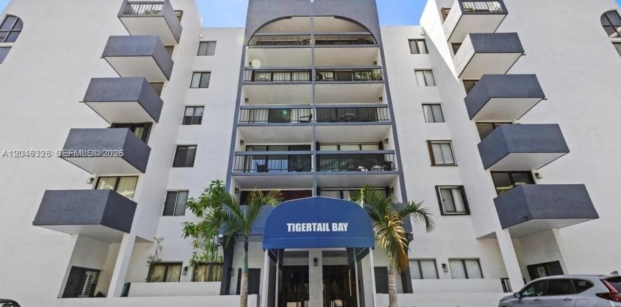 Condo in Miami, Florida, 1 bedroom № 2243095