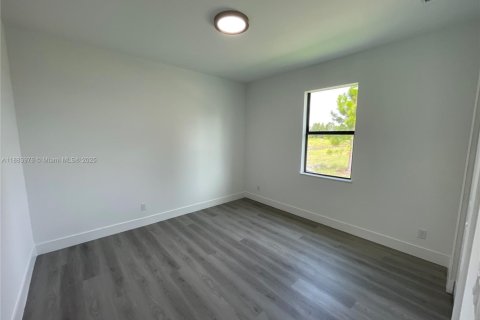 Casa en venta en Lehigh Acres, Florida, 3 dormitorios № 1978434 - foto 12