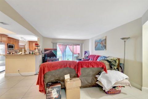 Condo in Lake Worth, Florida, 2 bedrooms  № 2014036 - photo 5