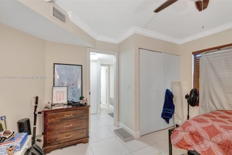 Condo in Lake Worth, Florida, 2 bedrooms  № 2014036 - photo 16