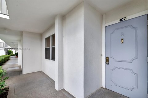 Condo in Lake Worth, Florida, 2 bedrooms  № 2014036 - photo 4