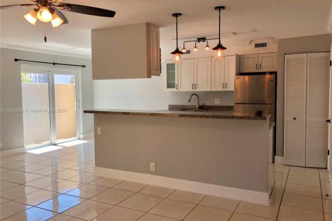 Townhouse in Palmetto Bay, Florida 2 bedrooms, 96.06 sq.m. № 1874145 - photo 1