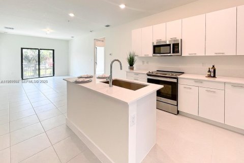 Copropriété à louer à Doral, Floride: 3 chambres, 104.42 m2 № 2027690 - photo 2