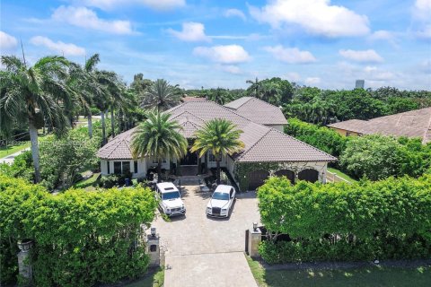 Casa en alquiler en Plantation, Florida, 5 dormitorios, 477.8 m2 № 1960869 - foto 1