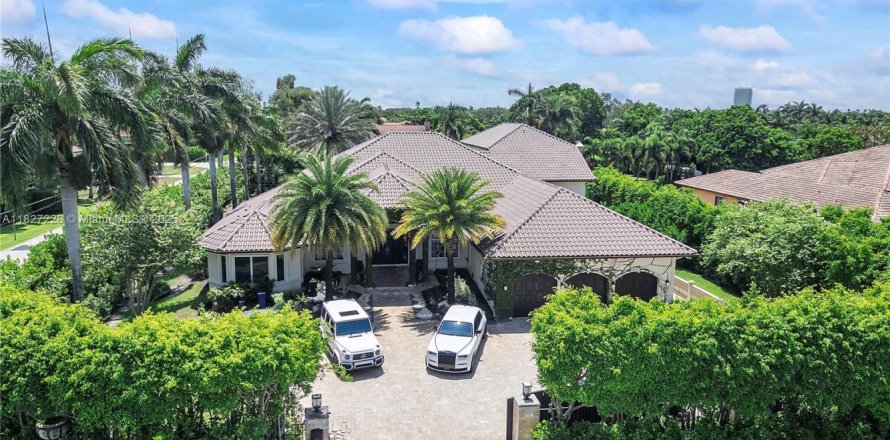 Casa en Plantation, Florida 5 dormitorios, 477.8 m2 № 1960869