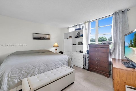 Condo in Pompano Beach, Florida, 2 bedrooms  № 1922369 - photo 8