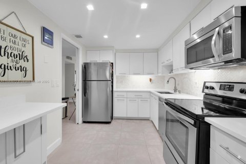 Condo in Pompano Beach, Florida, 2 bedrooms  № 1922369 - photo 3