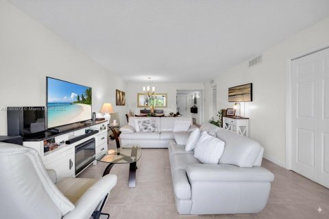 Condo in Pompano Beach, Florida, 2 bedrooms  № 1922369 - photo 1