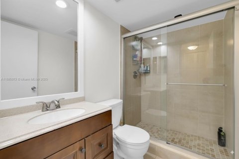 Condo in Pompano Beach, Florida, 2 bedrooms  № 1922369 - photo 9