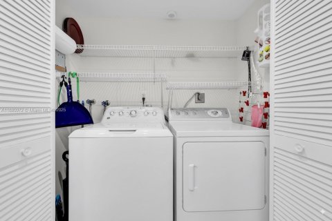 Condo in Pompano Beach, Florida, 2 bedrooms  № 1922369 - photo 12