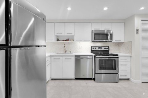 Condo in Pompano Beach, Florida, 2 bedrooms  № 1922369 - photo 2